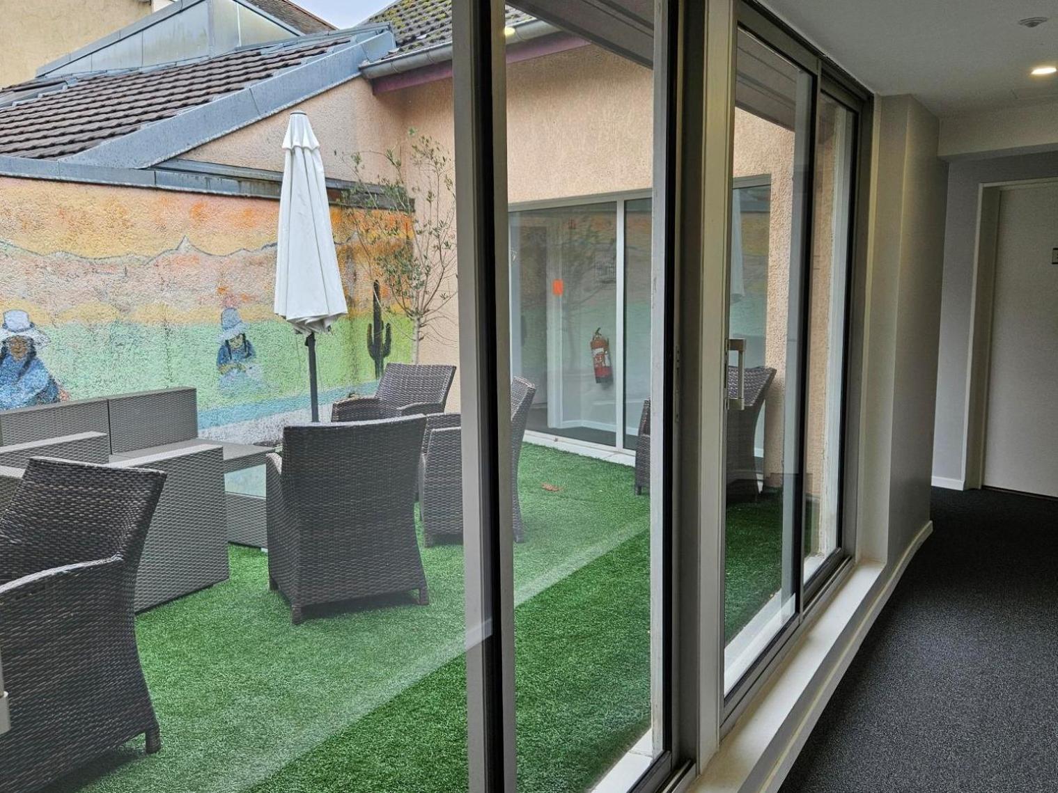 Hotel Le Bourgogne Évian-les-Bains Екстериор снимка