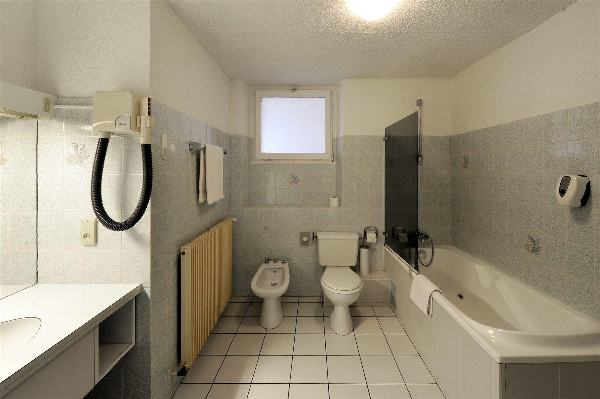 Hotel Le Bourgogne Évian-les-Bains Екстериор снимка